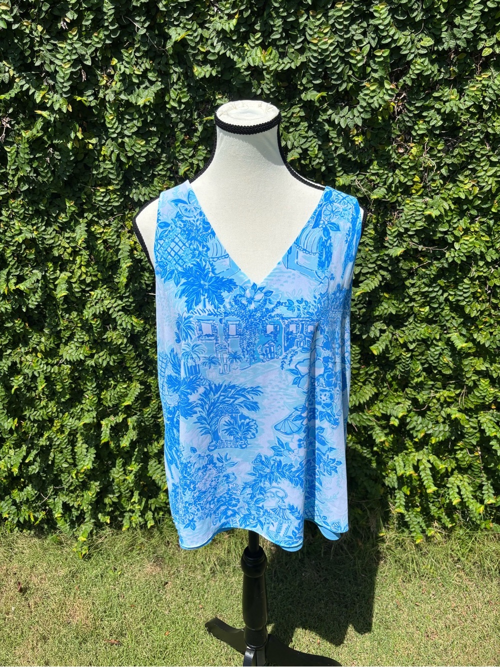 Lilly Pulitzer Reversible Blue Toile/Blue V-Neck Sleeveless Camisole Wrinkle Res